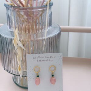 Ronde oorsteker met roze en groene parel