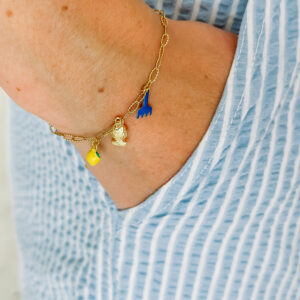 Armbandje met vrolijke hangertjes