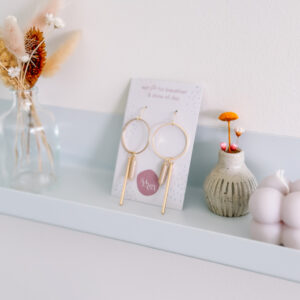 Oorhanger met ring en beige natuursteentje