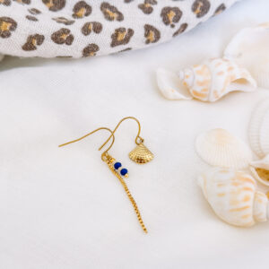 Oorhanger shell & blauw - witte pareltjes