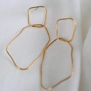 Goudkleurige oorhangers met twee organische draadcontouren