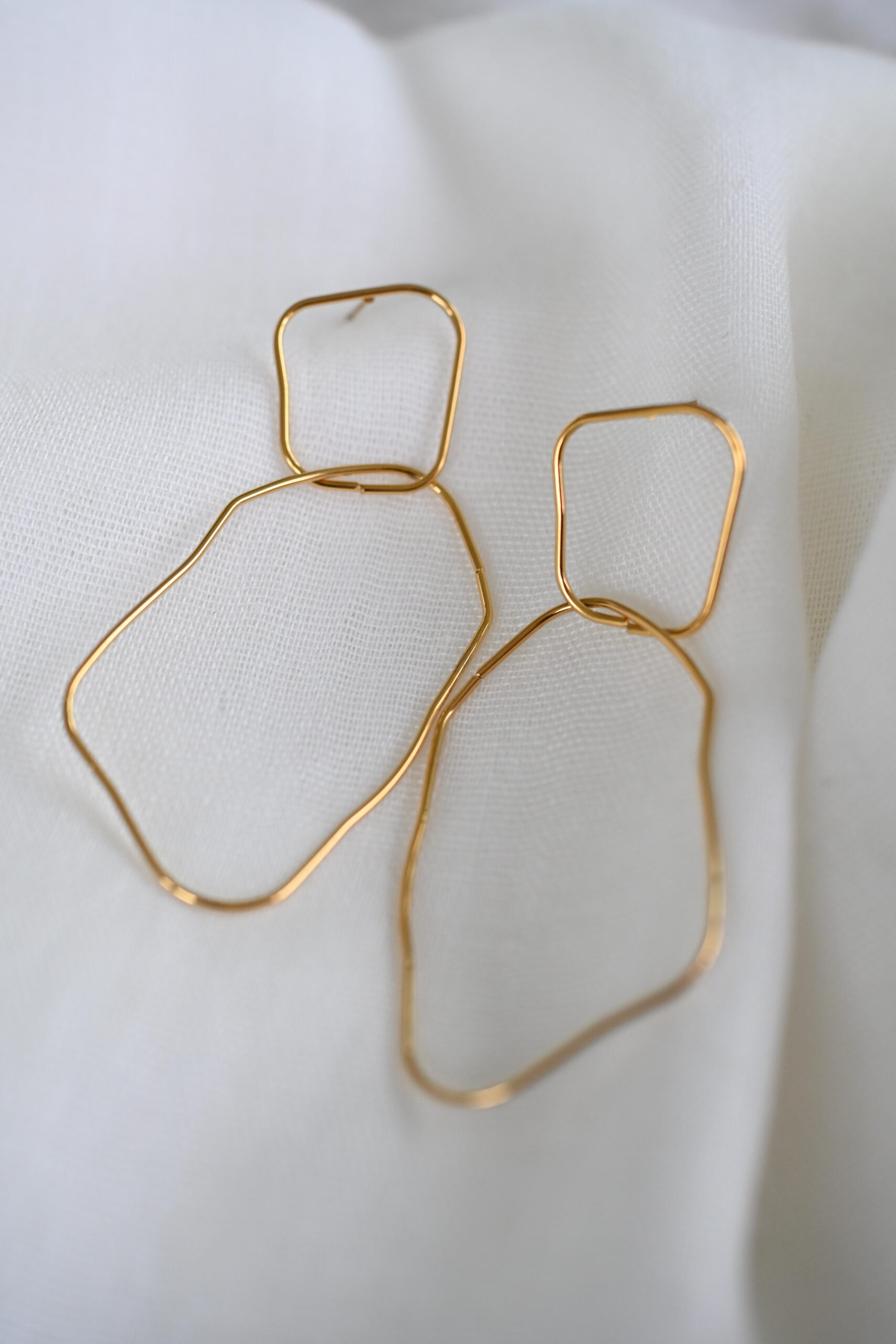 Goudkleurige oorhangers met twee organische draadcontouren